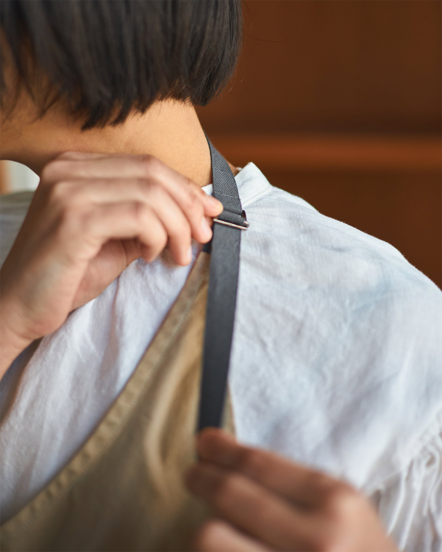 RASHIKI Vネックエプロンドレス | ユニフォーム総合メーカーのサーヴォ