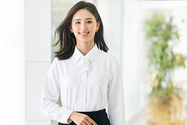 プロがアドバイス】職種やお手入れのしやすさで選ぶ 事務服ブラウス  